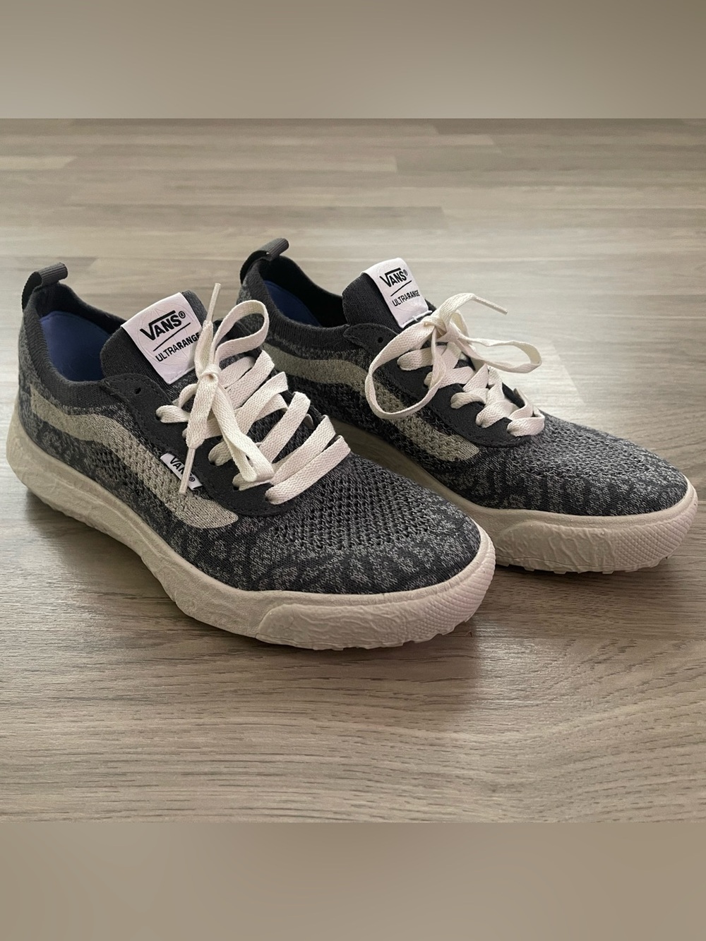 Vans UltraRange VR3 Gray and White Knit Runner Cork Cushion Sneakers Women’s 8.5 - Picture 2 of 6